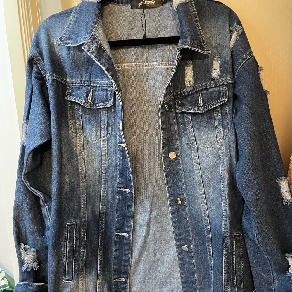 Really cute 🥰 size small distressed blue Jean jacket. Only worn once.